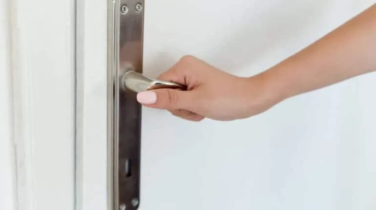 Jak otworzyć zatrzaśnięte drzwi: proste metody na szybkie rozwiązanie