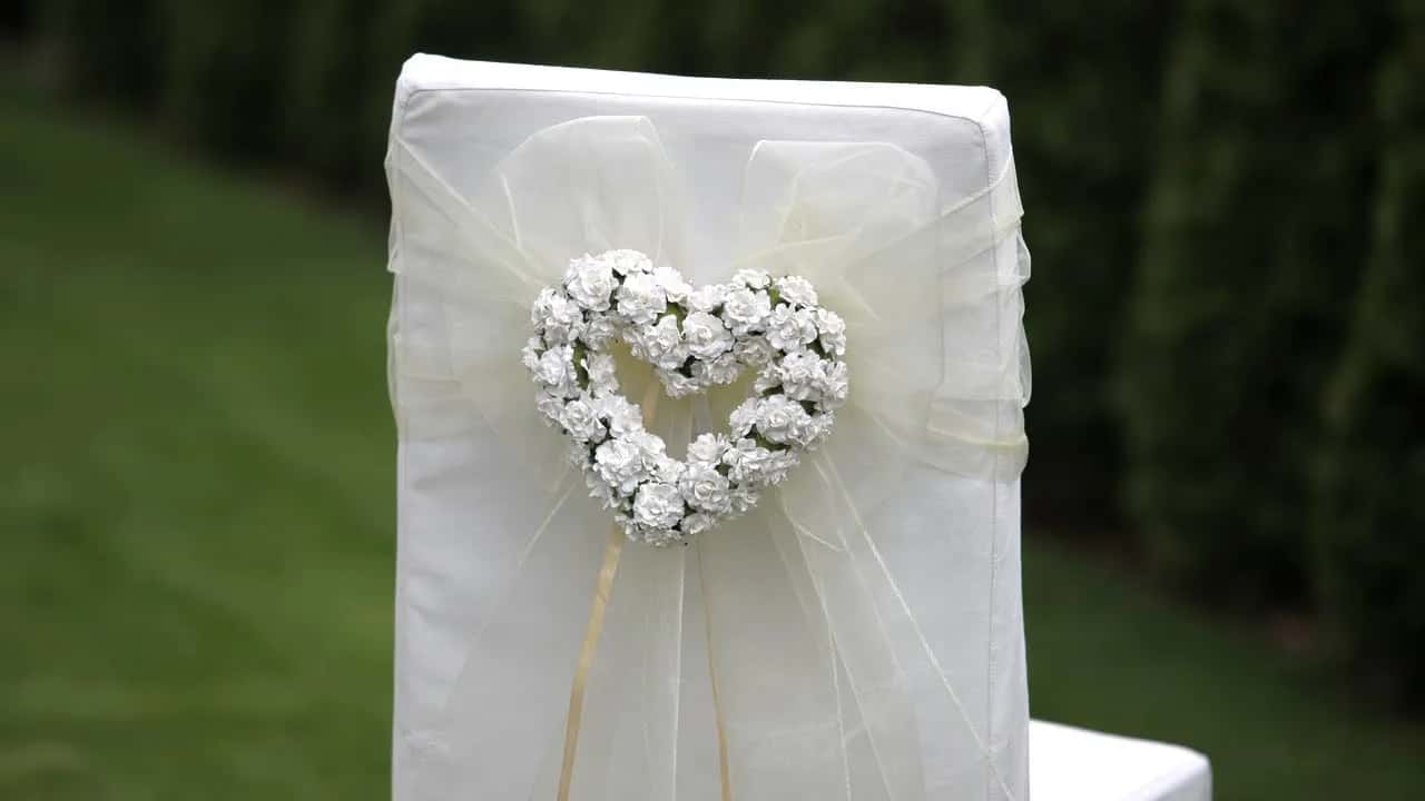 Jak ubrać krzesło komunijne: inspiracje i pomysły na dekoracje