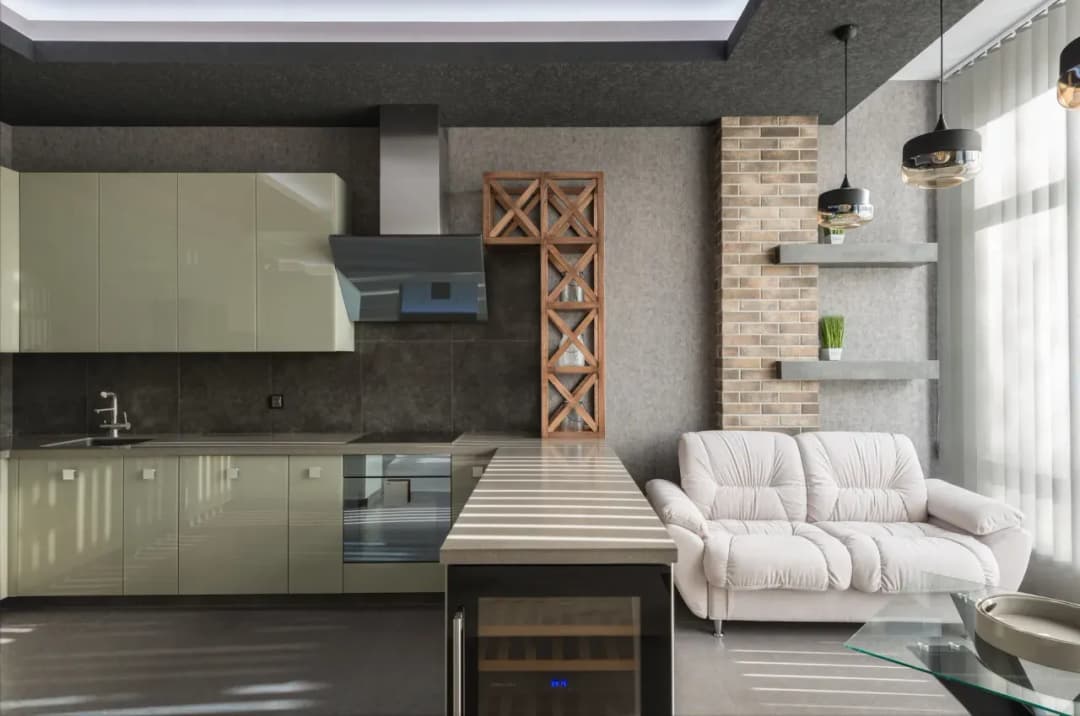 Jak zagospodarować przestrzeń nad szafkami kuchennymi bez błędów