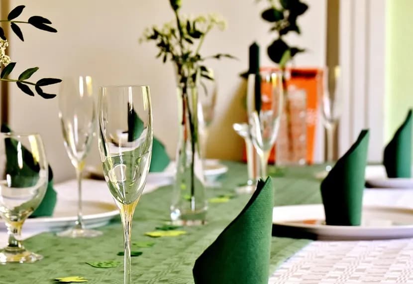 Jak kłaść serwetki na stole, aby zachwycić gości elegancją