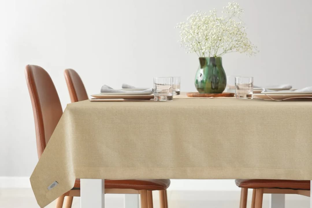 Czym przykryć stół w kuchni, aby uniknąć zniszczeń i poprawić wygląd?