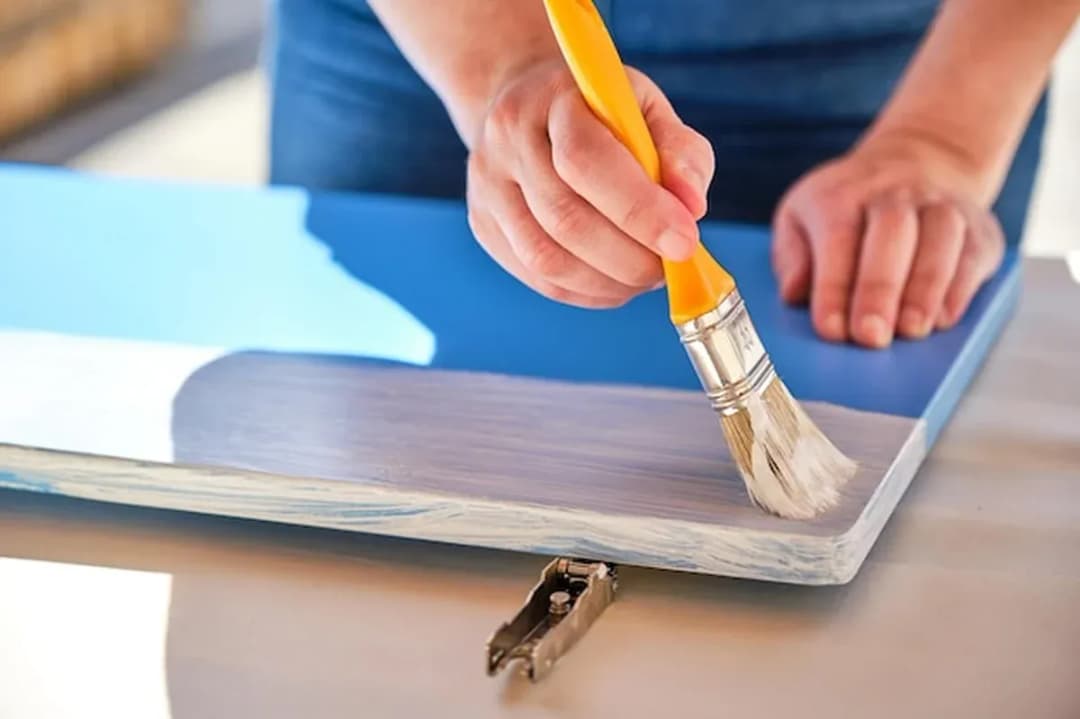 Jak pomalować szafkę z okleiny - proste kroki i najczęstsze błędy