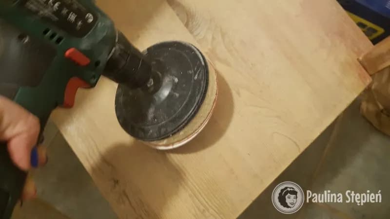 Jak pomalować krzesło na biało - krok po kroku do idealnego efektu