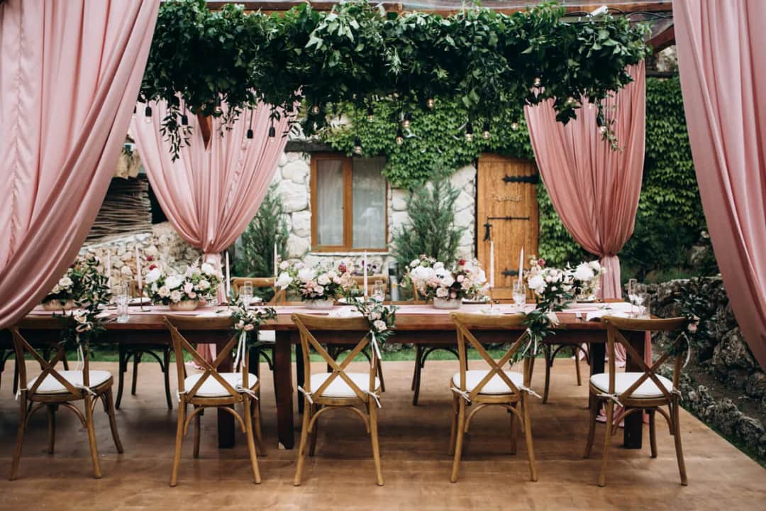 Stół wiejski jak udekorować: 10 pomysłów na rustykalne dekoracje