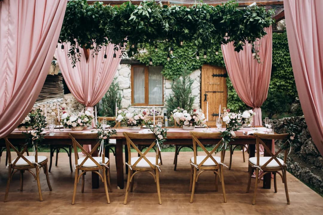 Stół wiejski jak udekorować: 10 pomysłów na rustykalne dekoracje